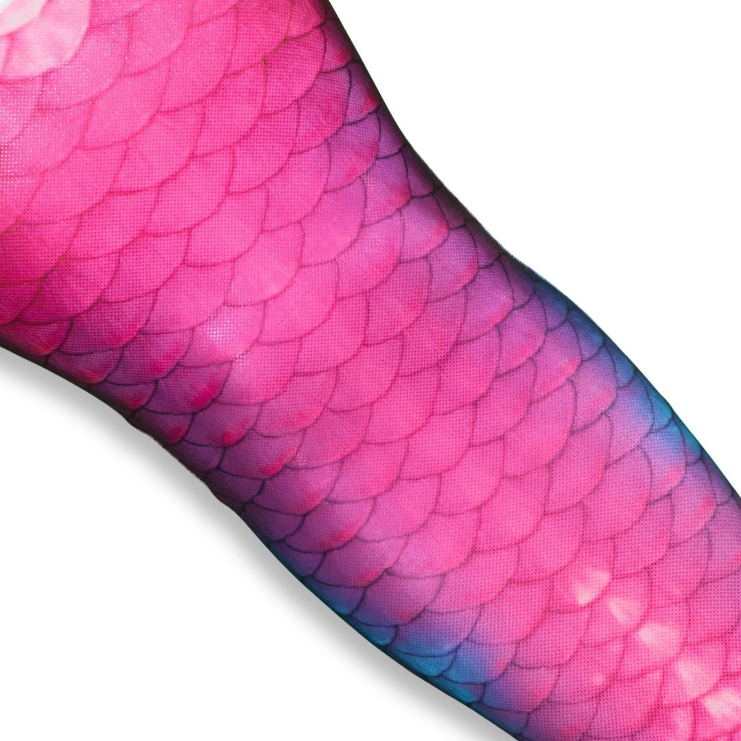 Kleurrijke zeemeerminstaart Tropical Sunset met schubbenpatroon in roze en blauw, perfect voor comfortabel zwemmen.