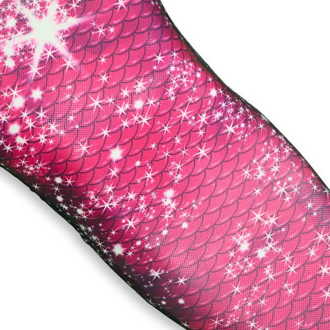 Lichtgewicht zeemeerminstaart Pink Passion met een sprankelende roze schubbenpatroon en comfortabele pasvorm.