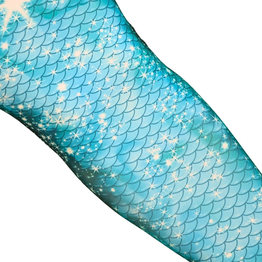 Detailopname van de Sparkle Splash zeemeerminstaart in helder turquoise met glinsterende schubben, ideaal voor sprankelend pl