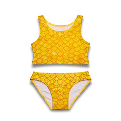 Vrolijke gele bikiniset Frida met schubbenpatroon, perfect voor zeemeerminnenlook en zwemfeestjes.