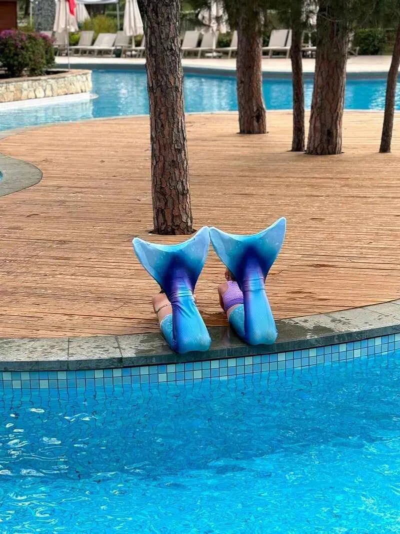 Meisje draagt zeemeermin staart Prinses Ariël tijdens zwemmen – Mermaid Sisters