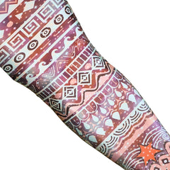 Kleurrijke zeemeerminstaart met Polynesische patronen, geïnspireerd op Prinses Vaiana, perfect voor avontuurlijke zwemmers.